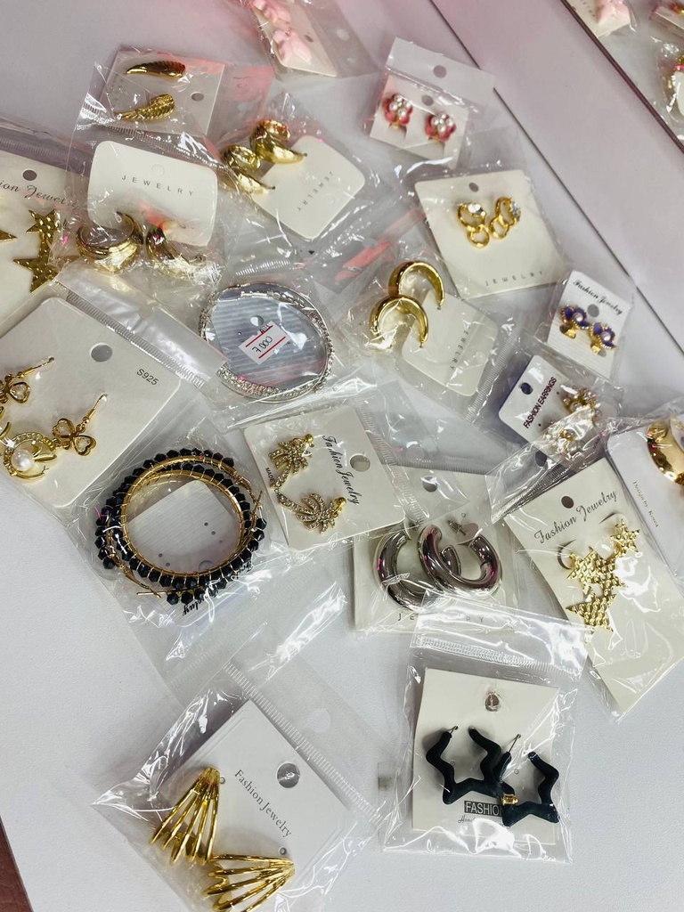 Aretes varios